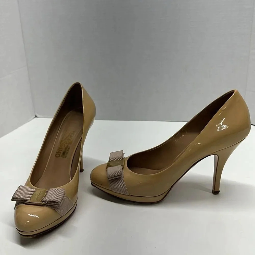 Ferragamo Vara Heels Pumps Bow Shoes Patent Leather High Heel Tan Nude Size 8.5